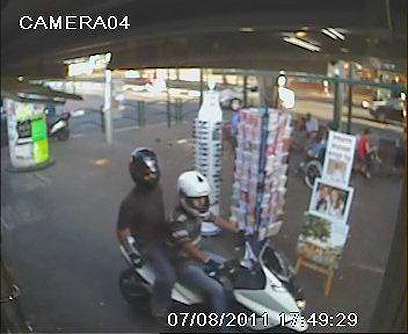 שני החשודים על גבי האופנוע הייחודי ()