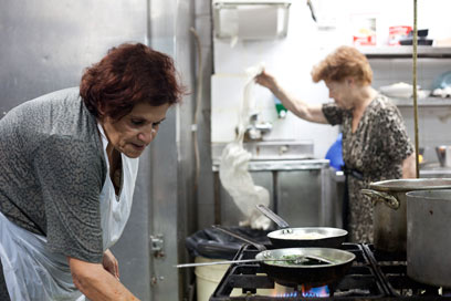 מבשלות במרץ. הנשים לבית גבסו (צילום: תום להט) (צילום: תום להט)