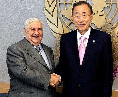 האו"ם מגנה את האלימות בסוריה. באן קי מון ושר החוץ הסורי אל מועלם (צילום: AP) (צילום: AP)