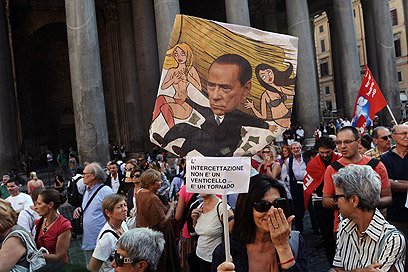"הילדה היתה קורבן לסחר בבני אדם". הפגנה ברומא נגד ברלוסקוני (צילום: AFP) (צילום: AFP)