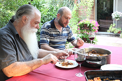 אורי מאיר צ'יזיק ונחי אלקין נהנים מאוכל ביתי (צילום: אסף רונן) (צילום: אסף רונן)