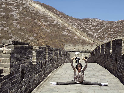 פוזת סיום. אני בחומה הסינית (צילום: קובי טננבוים) (צילום: יוסי טסטסה) (צילום: יוסי טסטסה)