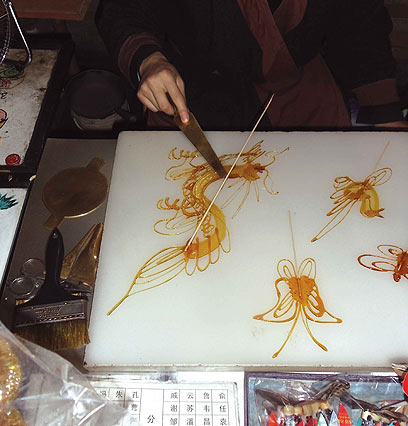 לאכול יצירת אומנות. סוכריית קרמל לפי ציור (צילומים: יוסי טסטסה) (צילום: יוסי טסטסה) (צילום: יוסי טסטסה)