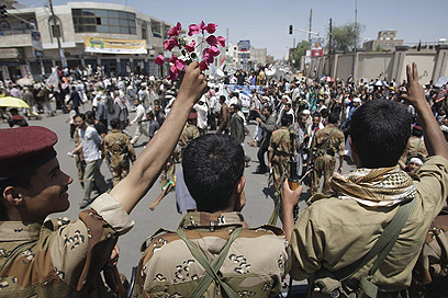 מפגינים נגד סאלח מול חיילים בתימן (צילום: AP) (צילום: AP)