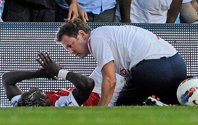 סניה נאנק מכאבים, אחרי הפציעה ברגלו (צילום: AP) (צילום: AP)