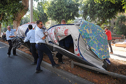 אוהלי מחאה אחרונים מפונים מהשדרה, היום ()