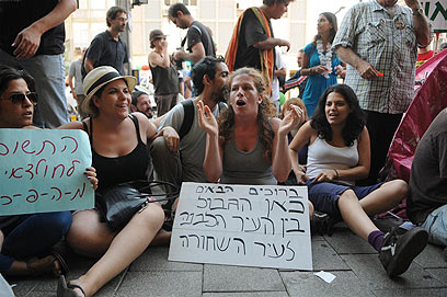 מפגינים באבן גבירול, מול הכניסה לעיריית תל-אביב ()
