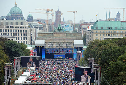 המונים ליד שער ברנדנבורג בברלין, היום (צילום: AFP) (צילום: AFP)