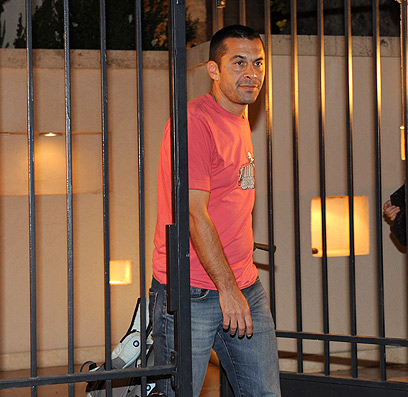 גיא לוי יוצא מביתה של אלונה ברקת, הערב (צילום: יובל חן) (צילום: יובל חן)