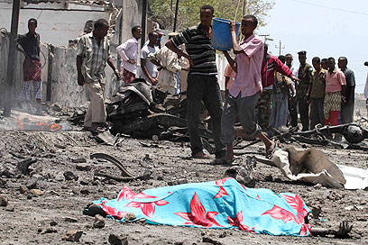 זירת פיגוע בסומליה. הפיגועים עברו גם אל מעבר לגבול (צילום: רויטרס) (צילום: רויטרס)