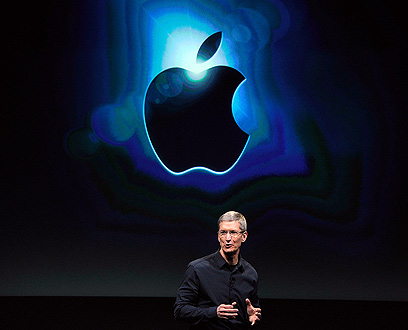 טים קוק משיק את iOS 5. בזמן שייקח לו להכריז עליה, הבטריה יכולה להגמר (צילום: AFP) (צילום: AFP)