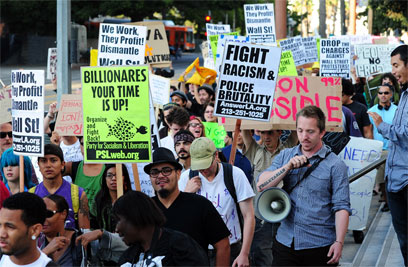 החוף המערבי מתעורר - מפגינים צועדים בלוס אנג'לס (צילום: AFP) (צילום: AFP)