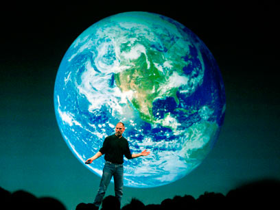 נשא את העולם על כתפיו. ג'ובס בהרצאה בבריטניה ב-2004 (צילום: רויטרס) (צילום: רויטרס)
