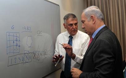 Prof. Shechtman with Netanyahu (Photo: Amos Ben Gershom, GPO)