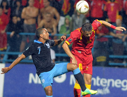 וולקוט מול בוזוביץ'. האנגלים איבדו יתרון 0:2, אך עלו (צילום: AFP) (צילום: AFP)