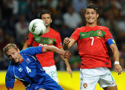 כריסטיאנו רונאלדו מול סיגורדסון. משחק מטורף בפורטוגל (צילום: AP) (צילום: AP)