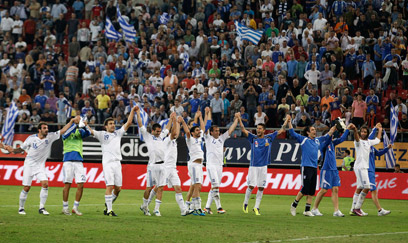 נבחרת יוון חוגגת (צילום: רויטרס) (צילום: רויטרס)
