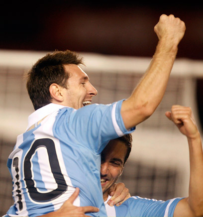 מסי והיגוואין חוגגים. "ארגנטינה שיחקה טיקי טקה" (צילום: רויטרס) (צילום: רויטרס)
