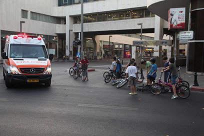 אופניים וניידות מד"א בתל אביב (צילום: מוטי קמחי) (צילום: מוטי קמחי)