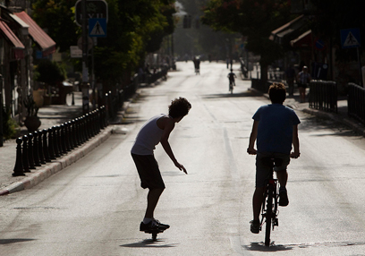 נהנים מיום כיפור ברחובות ירושלים (צילום: רויטרס) (צילום: רויטרס)