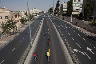 רוכבי אופניים בירושלים (צילום:AP ) (צילום:AP )