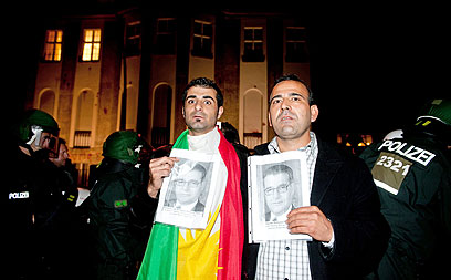 מחאה עולמית על הרג המנהיג הכורדי בסוריה. שגרירות סוריה בברלין (צילום: EPA) (צילום: EPA)