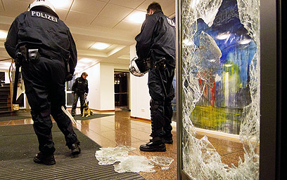 רהיטים נהרסו. שוטרים בתוך שגרירות סוריה בברלין (צילום: EPA) (צילום: EPA)