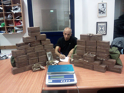 רב-פקד יוסי גרשון עם הסמים שנתפסו (צילום: באדיבות משטרת ישראל) (צילום: באדיבות משטרת ישראל)