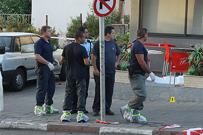 שוטרים בזירת הרצח של אבי דוד בבת-ים (צילום: עופר עמרם) (צילום: עופר עמרם)