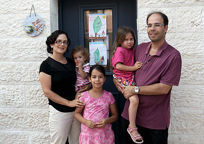 אמא רחל, אבא אלישיב והילדים חוה, רות ושירה  (צילום: חיים צח) (צילום: חיים צח)