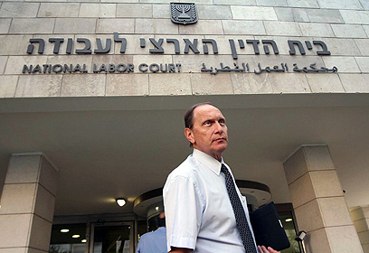 יו"ר ההסתדרות הרפואית, לאוניד אידלמן, מחוץ לבית הדין (צילום: גיל יוחנן) (צילום: גיל יוחנן)