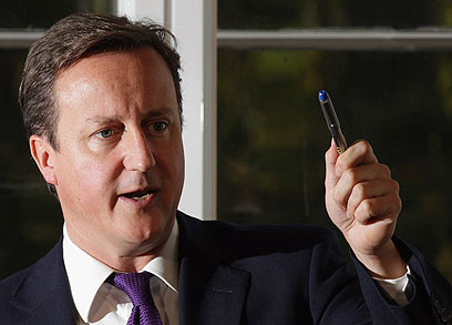 "שר ההגנה עשה טעויות קשות". ראש ממשלת בריטניה דיוויד קמרון (צילום: AP) (צילום: AP)