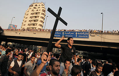 הלוויה של קופטים שנהרגו בעימותים עם מוסלמים במצרים (צילום: AFP) (צילום: AFP)
