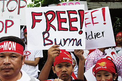 "השינוי היה צריך לקרות מזמן". בורמזים במלזיה קוראים לחופש בארצם (צילום: EPA) (צילום: EPA)