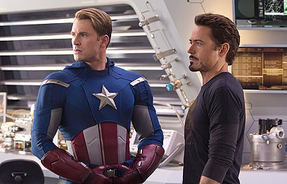 רוברט דאוני ג'וניור כטוני סטארק, וכריס אוואנס כקפטן אמריקה. הפנים של הסרט (מתוך הסרט ) (מתוך הסרט )