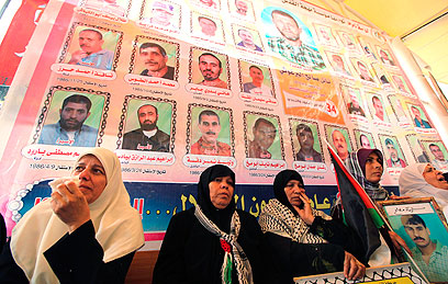Palestinian mothers waiting for sons' release (Photo: Reuters)