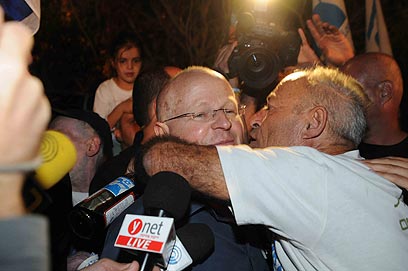 השכנים התנפלו בנשיקות וחיבוקים (צילום: אביהו שפירא) השכנים התנפלו בנשיקות וחיבוקים (צילום: אביהו שפירא)