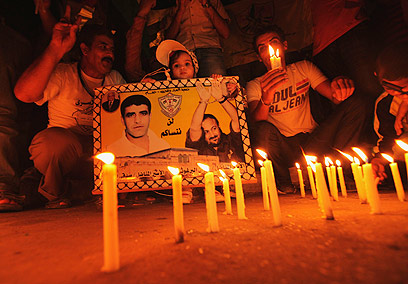 מדליקים נרות בעזה לקראת שחרור האסירים (צילום: רויטרס) (צילום: רויטרס)