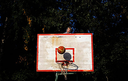 תודו שאתם מתגעגעים לכדורסל על הבלטות (צילום: AP) (צילום: AP)