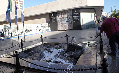 White paint poured over monument (Photo: Moti Kimchi)