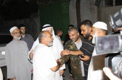 אנשי חמאס מגיעים לבשר למשפחות על שחרור בניהן האסירים ()