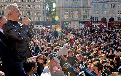 אסאנג' עם מפגינים למען צדק חברתי בלונדון (צילום: AFP) (צילום: AFP)