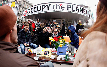 "לכבוש את כוכב הלכת" - המחאה בגרסת לונדון (צילום: רויטרס) (צילום: רויטרס)
