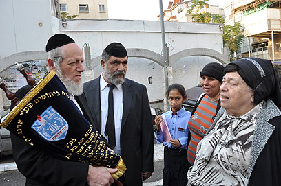 הרבנית קנייבסקי עם יהודה משי זהב (צילום: עוזי ברק, באדיבות זק"א) (צילום: עוזי ברק, באדיבות זק