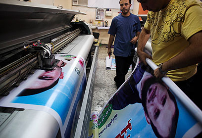 מדפיסים "כרזות ניצחון", ההכנות בעזה לשחרור האסירים (צילום: AP) (צילום: AP)