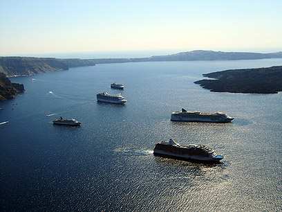 המפרץ מלא בספינות. יום עמוס בסנטוריני (צילום: יובל מן) (צילום: יובל מן)