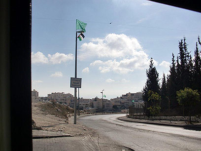 דגל חמאס בשכונת עיסוויה בירושלים. הדגל הוסר על-ידי צוות כיבוי (צילום: שלומי חזן ) (צילום: שלומי חזן )