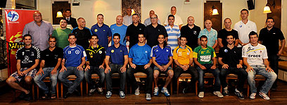 הקפטנים של 12 הקבוצות בתמונה למזכרת (צילום: יובל חן) (צילום: יובל חן)