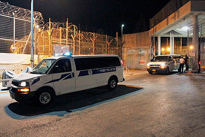 האסירים יצאו מכלא השרון, הלילה (צילום: עידו ארז) (צילום: עידו ארז)