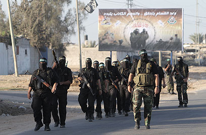אנשי חמאס ברפיח. גלעד הועבר למצרים ברכב שטח (צילום: AFP) (צילום: AFP)